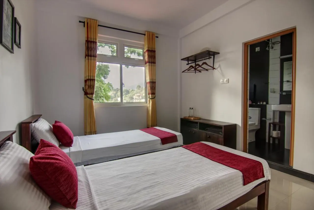 De Paris A Kandy 0*,